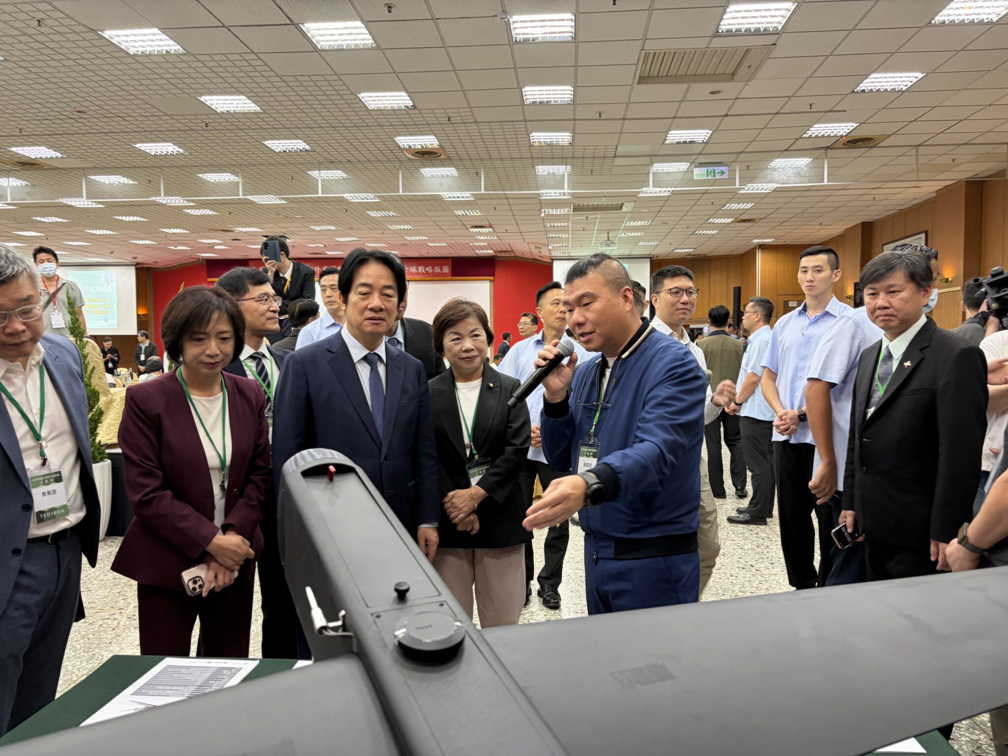 錦明(3230)受邀參與「台灣卓越無人機海外商機聯盟大會師-共築全球戰略版圖」活動,展示固定翼無人機技術成果,展現台灣無人機產業布局全球市場的實力與潛力。圖左三為總統賴清德親臨視察、圖右二為董事長蔡翔峰。
