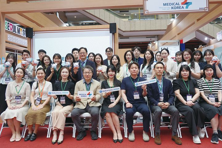 保健福祉部與韓國保健產業振興院帶領共12個醫療機構與協會參展韓國旅遊博覽會。 記者-謝旻蒨/攝