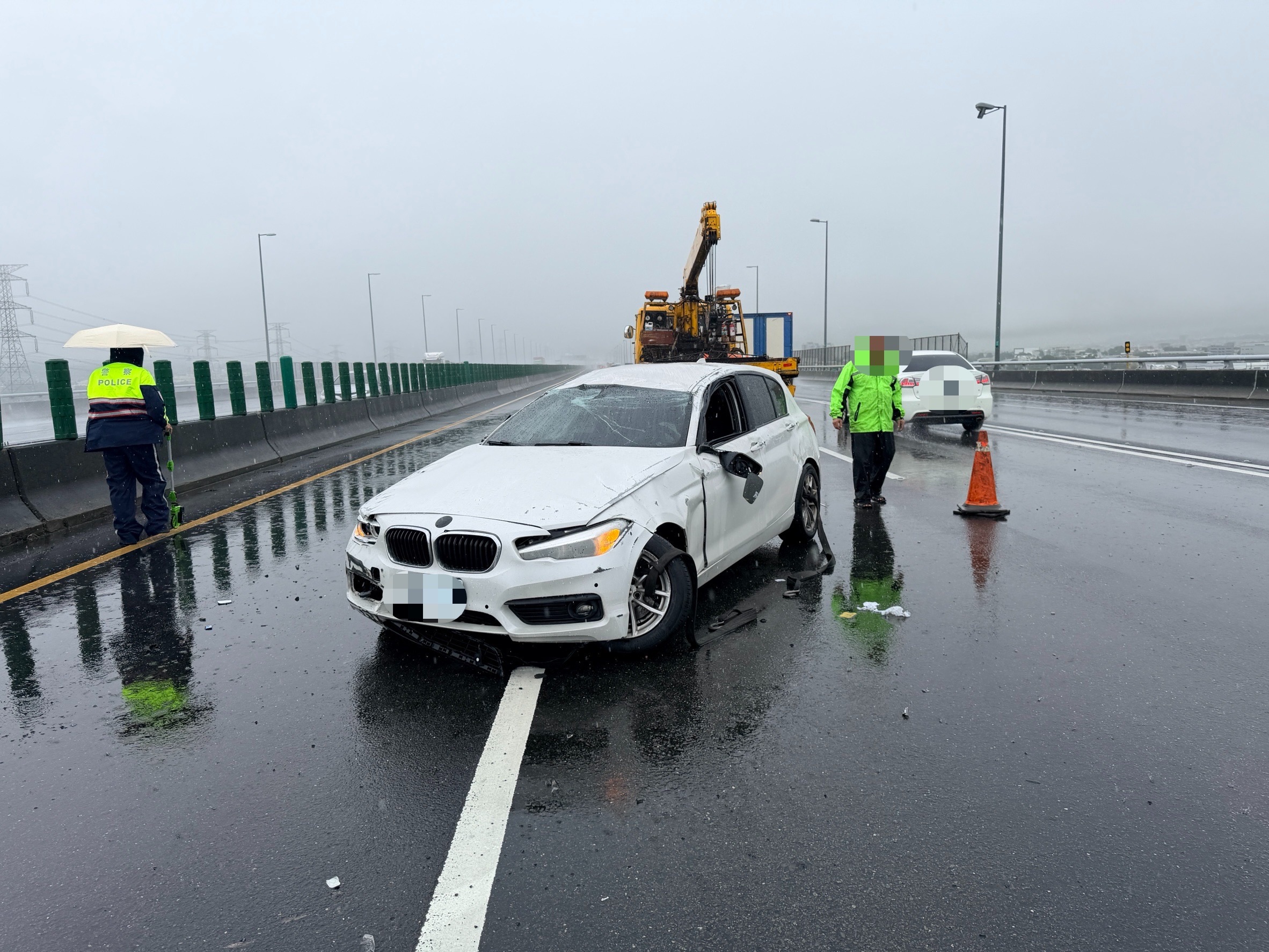 雨天國道像拍動作片！BMW翻轉、小貨車側翻接連上演