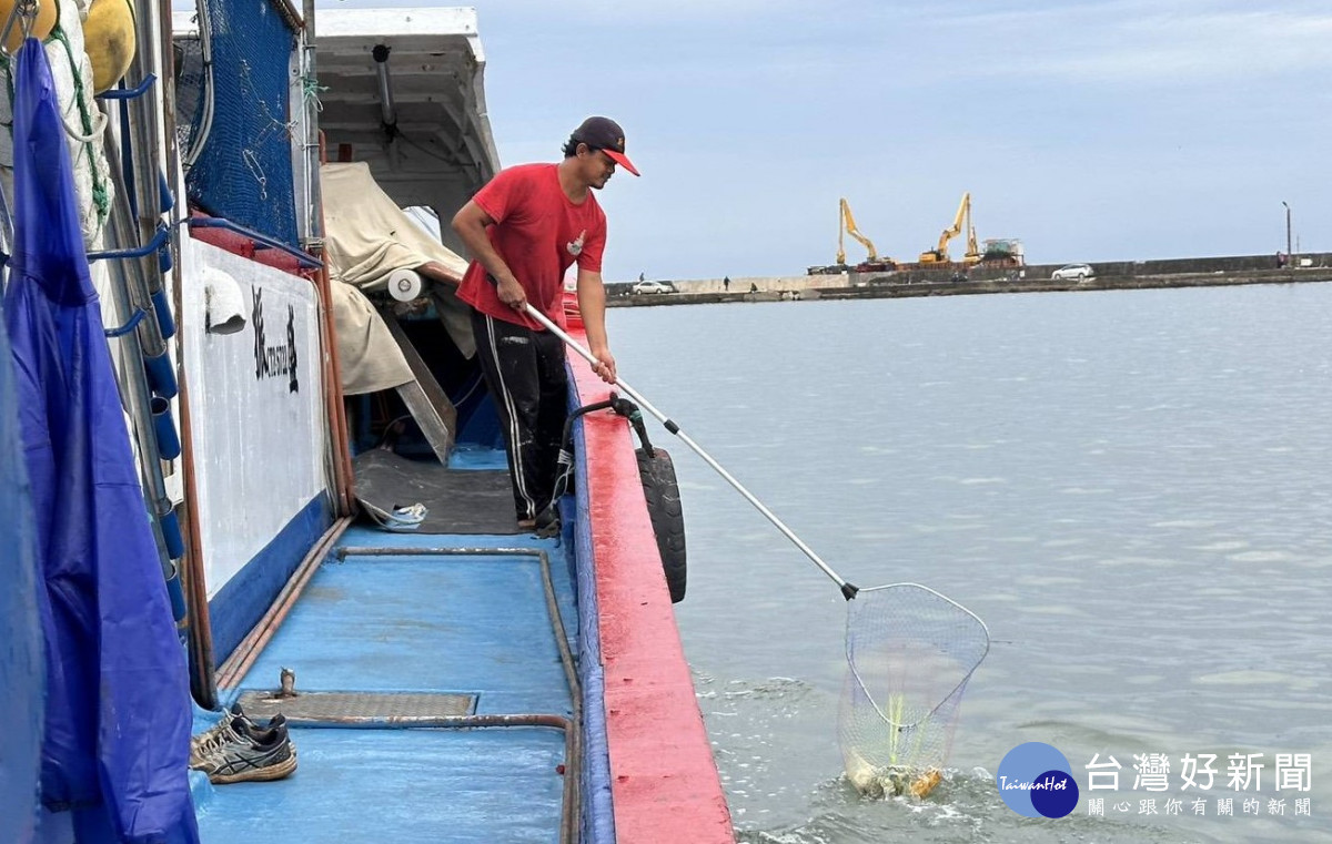 桃園致力海洋保育成果亮眼 環保艦隊、潛海戰將獲海委會頒獎表揚。