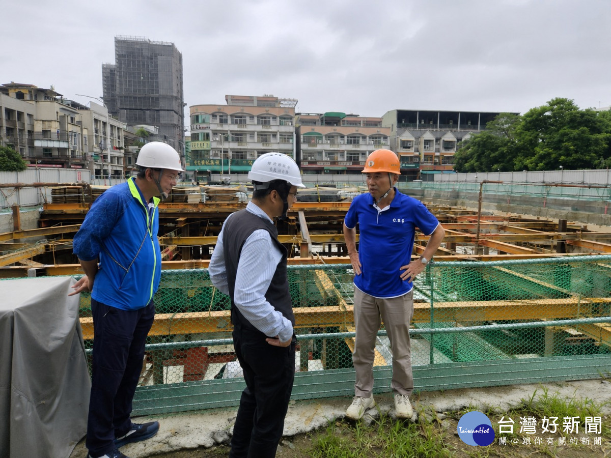 局長張峯源前往工地視察,要求施工團隊落實工程品質及工地安全管理