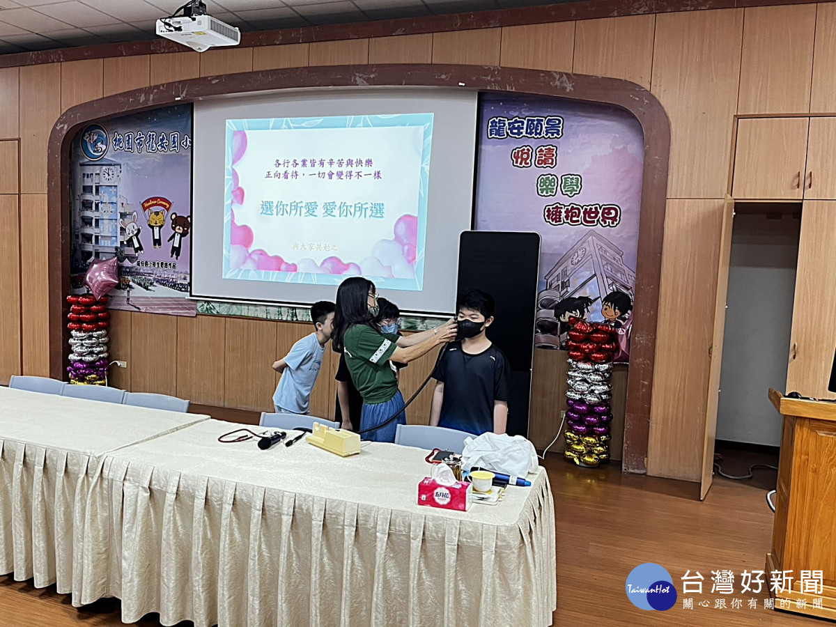 學生體驗檢耳鏡