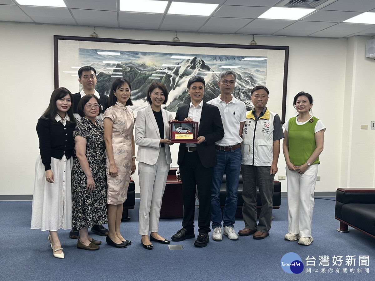 許縣長回贈小巴表達感謝。(記者扶小萍攝)