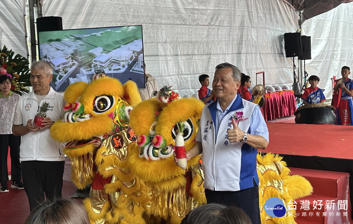 水里新興國小獅隊獻上旺來及好彩頭。（記者扶小萍攝）