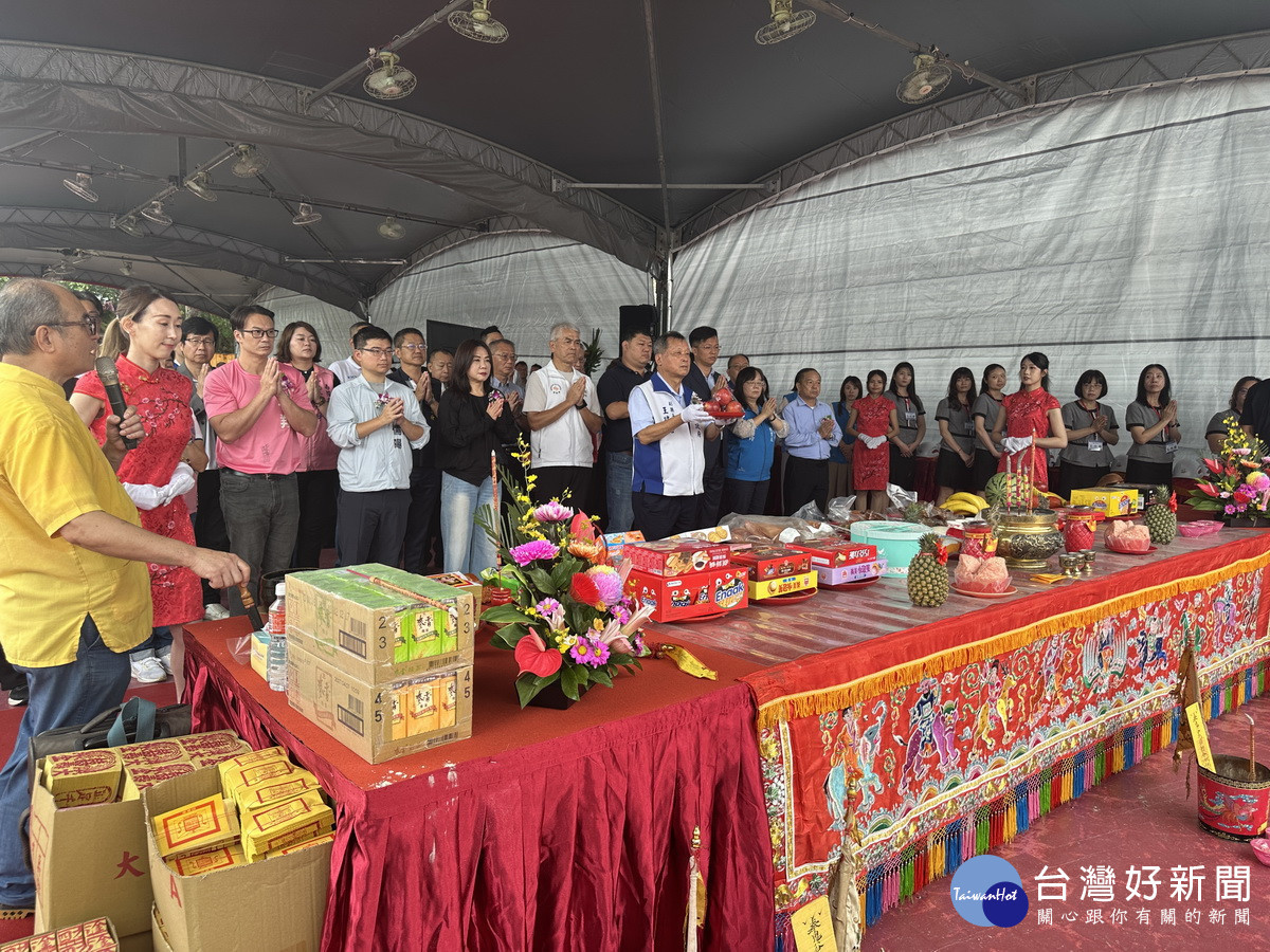 王副縣長主持典禮祭儀，祈求工程順利。（記者扶小萍攝）