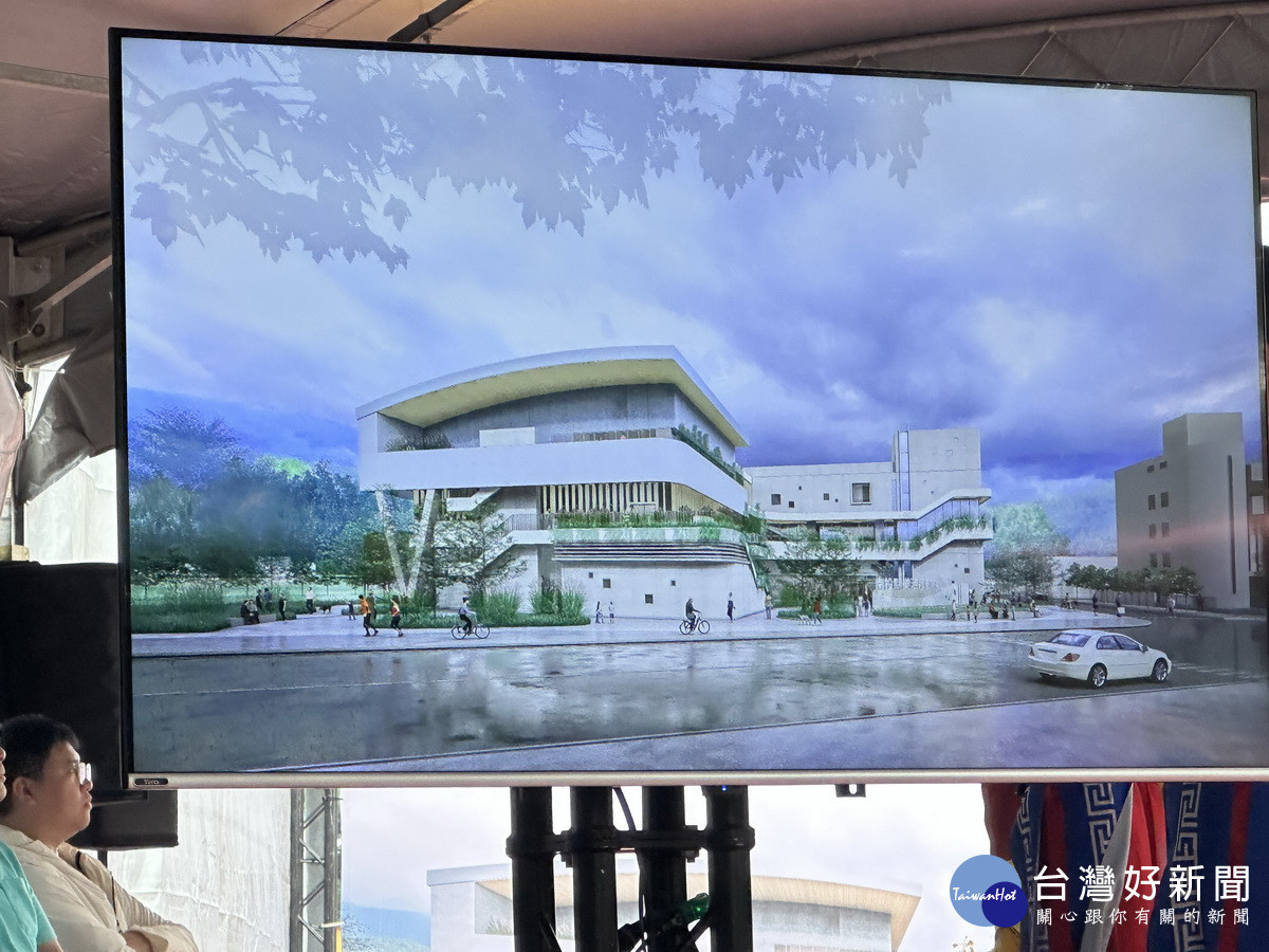 設計師進行簡報展示運動館造型。（記者扶小萍攝）