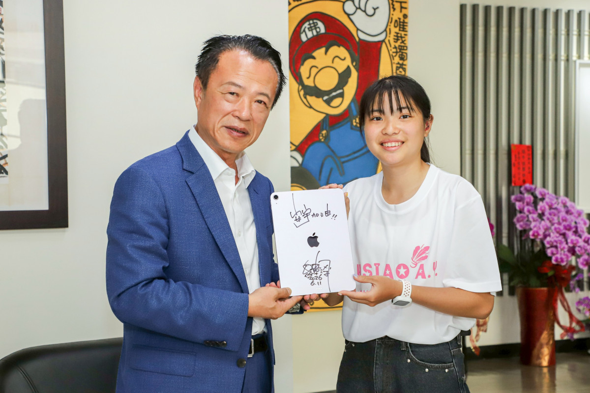 嘉義縣立竹崎高中蕭安宇獲2026年總統教育獎，翁章梁贈ipad勉勵／縣府提供