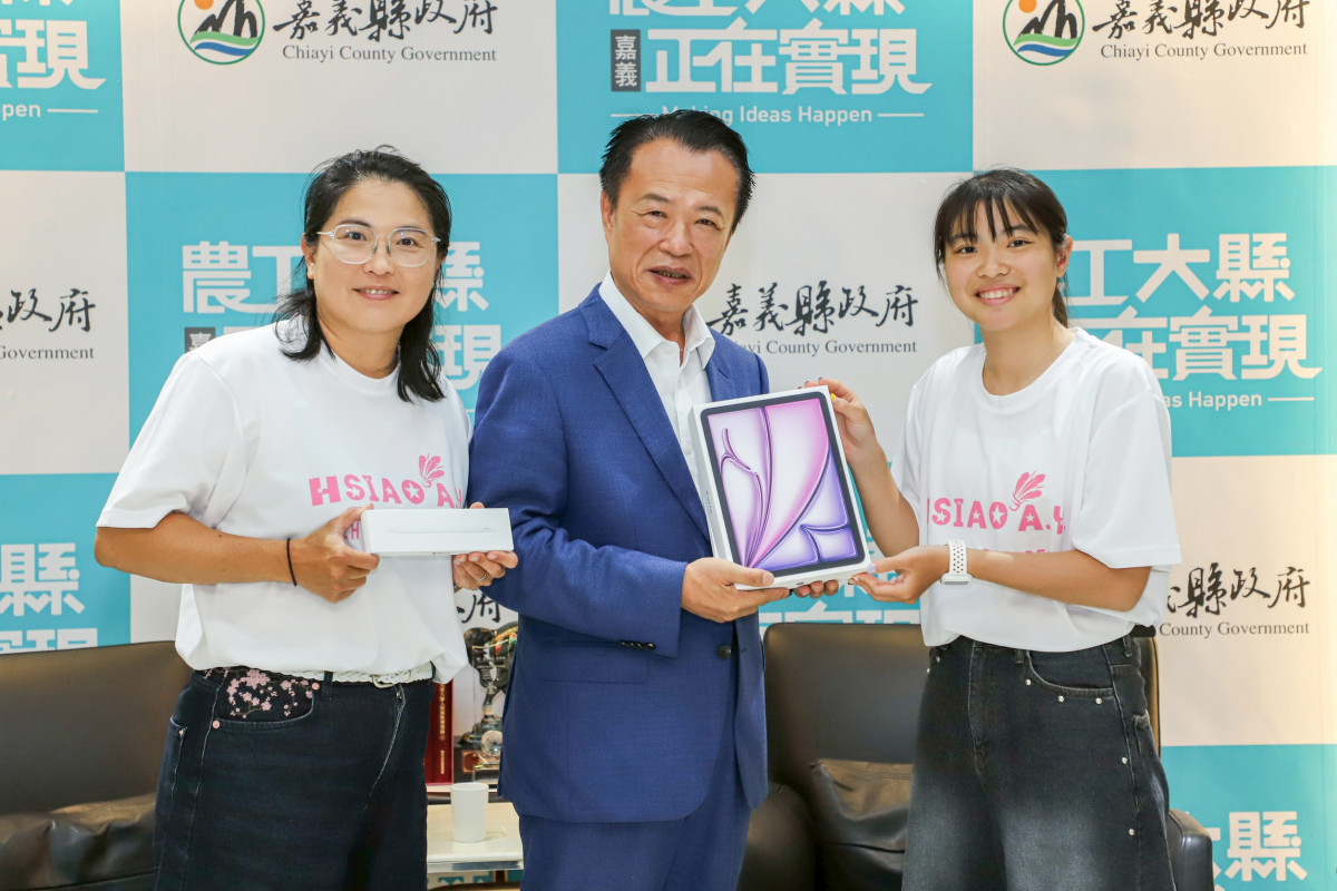 嘉義縣立竹崎高中蕭安宇獲2026年總統教育獎,翁章梁贈ipad勉勵/縣府提供