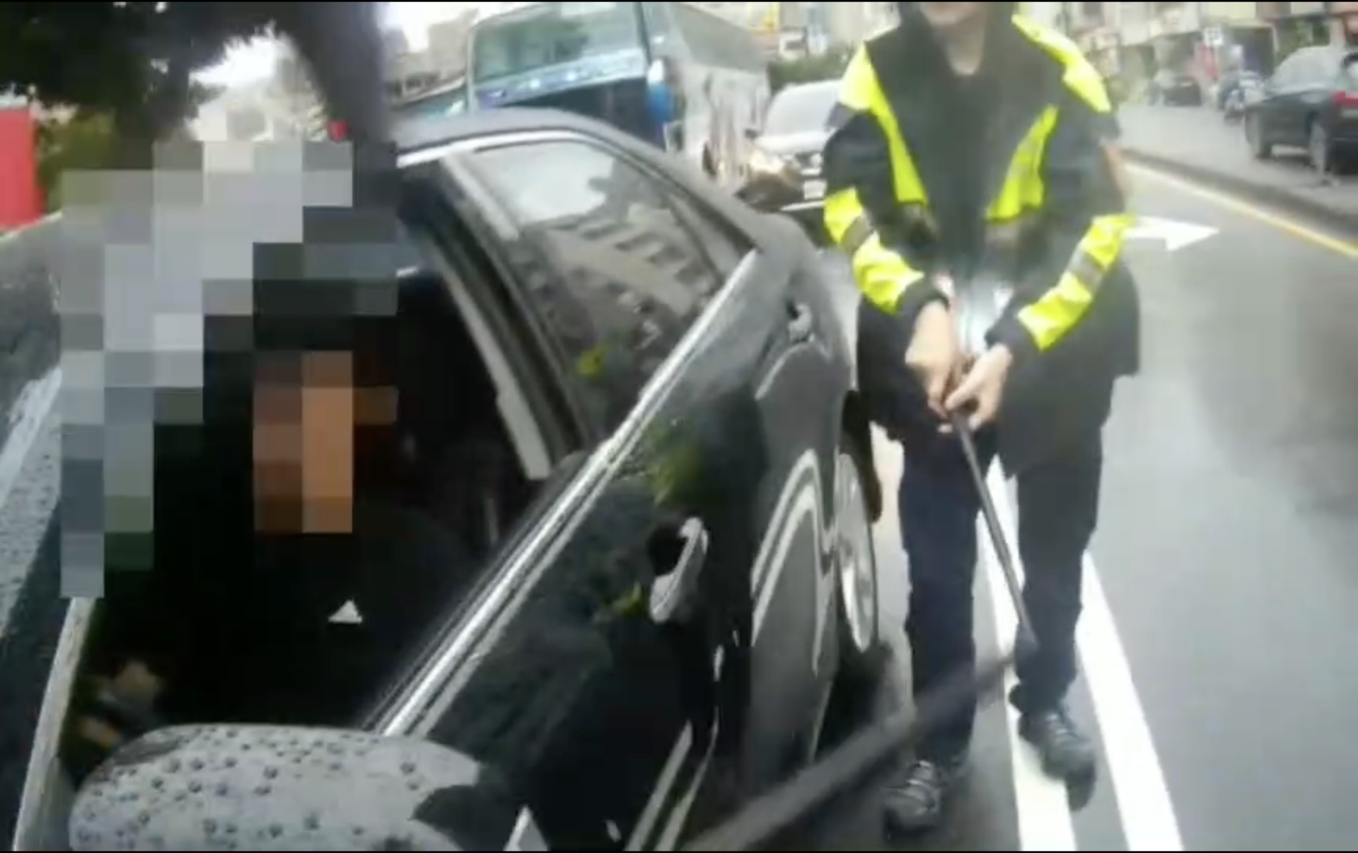 路口停車昏睡引警破窗救人 臺中男涉毒駕遭送辦並聲押