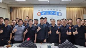 守護人民保姆安全 萬仕達建設於警察節前夕捐贈中山分局800個警用肩燈 44 %E4%BA%8C 28 300x169 1