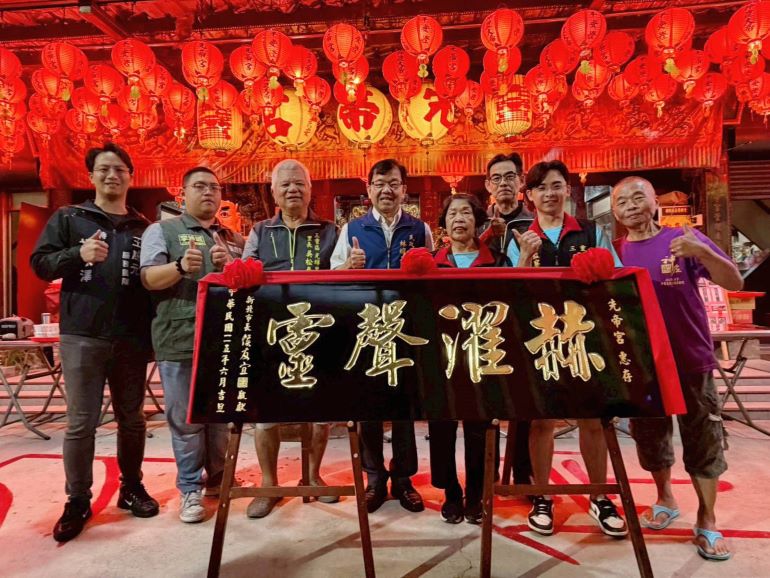 神農大帝聖誕祝壽盛典登場 三重先帝宮獲頒「赫濯聲靈」匾額 5 《圖說》民政局長林耀長代表市長侯友宜前往三重先帝宮參香祝壽,並致贈題有「赫濯聲靈」匾額。〈民政局提供〉