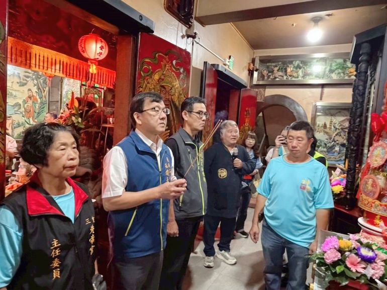 神農大帝聖誕祝壽盛典登場 三重先帝宮獲頒「赫濯聲靈」匾額 6 《圖說》民政局長林耀長代表市長侯友宜前往三重先帝宮參香祝壽。〈民政局提供〉