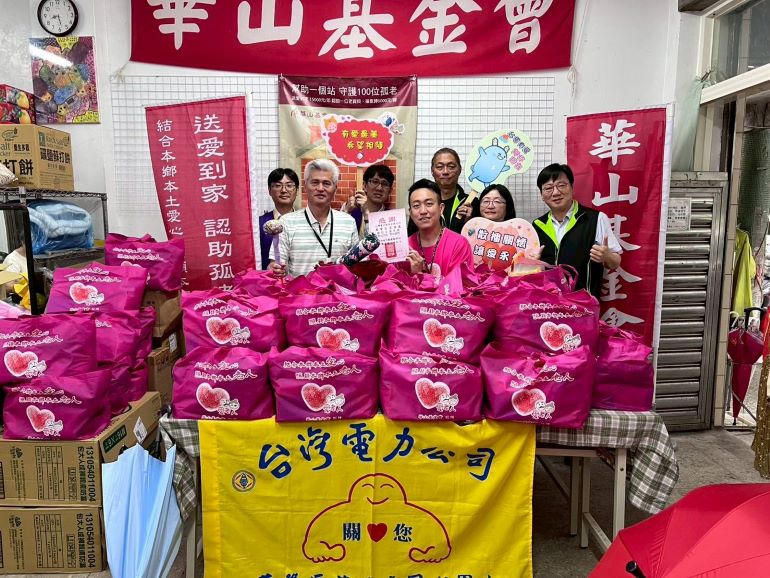 粽香傳愛不停歇 台電基隆區處關懷獨居長輩度佳節 8 《圖說》台電基隆區處長陳据湖〈前排左一〉今日親自率領同仁前往轄區內多位弱勢長者家中訪視,逐一送上端午關懷禮品。〈台電基隆區處提供〉
