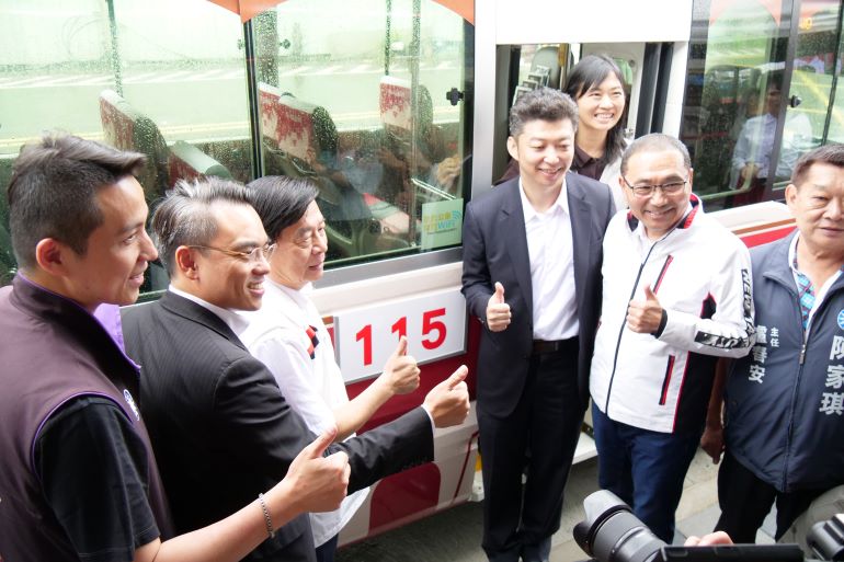 《圖說》市長侯友宜為115淡水八里觀光公車掛牌。〈交通局提供〉