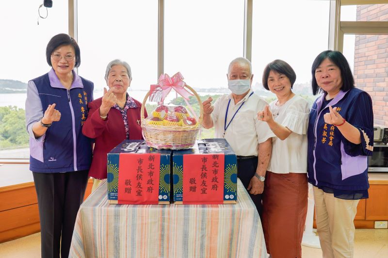 《圖說》社會局長李美珍(左一)至仁濟安老所送上端午加菜金及蘋果，由住民賴文章(右三)及賴潘鳳英(左二)夫妻擔任代表受贈。〈社會局提供〉