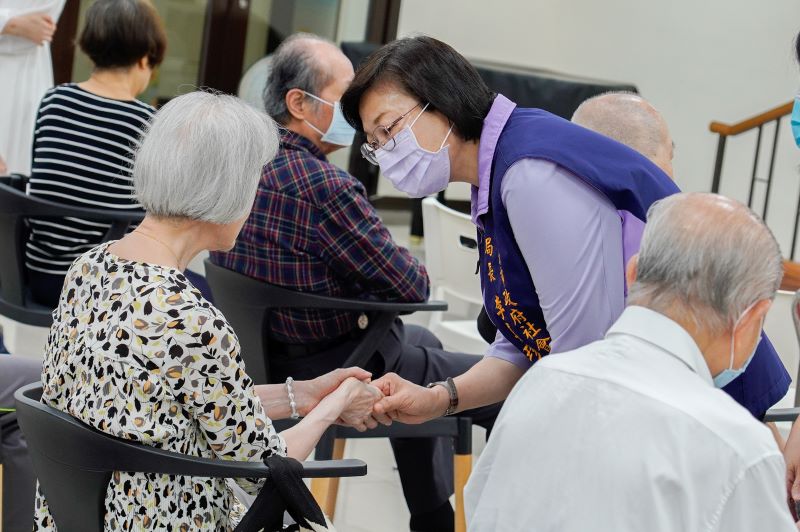 《圖說》李美珍至台灣天主教安老院逐位向住民道聲端午節快樂。〈社會局提供〉