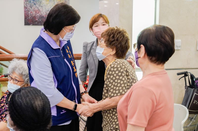 《圖說》高齡89歲的雙連住民蔡惠玉(中)開心與社會局長李美珍分享機構生活。〈社會局提供〉