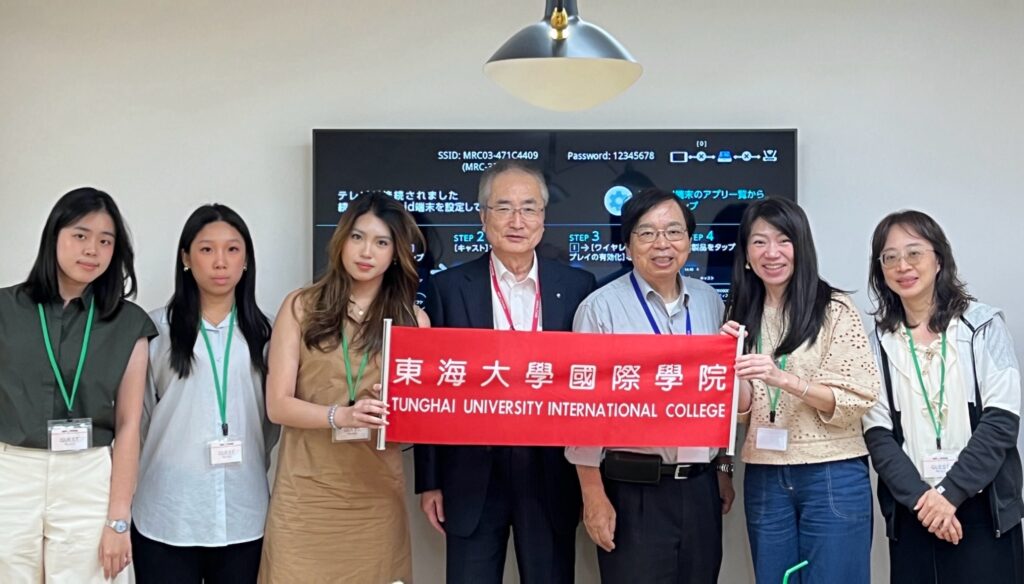 大阪「APacCHRIE 2026」國際年會 東海大學大一生發表研究成果 34 %E5%9C%96%E8%AA%AA%E4%BA%8C%E5%AD%B8%E7%94%9F%E5%80%91%E4%B8%8D%E5%83%85%E5%9C%A8%E5%AD%B8%E8%A1%93%E6%AE%BF%E5%A0%82%E4%B8%8A%E8%88%87%E5%9C%8B%E9%9A%9B%E5%AD%B8%E8%80%85%E6%BF%80%E7%9B%AA%E6%80%9D%E7%B6%AD%E6%9B%B4%E5%B0%87%E8%A6%96%E9%87%8E%E5%BB%B6%E4%BC%B8%E8%87%B3%E7%94%A2%E6%A5%AD%E5%AF%A6%E5%8B%99%E5%8F%97%E9%82%80 1024x584 1
