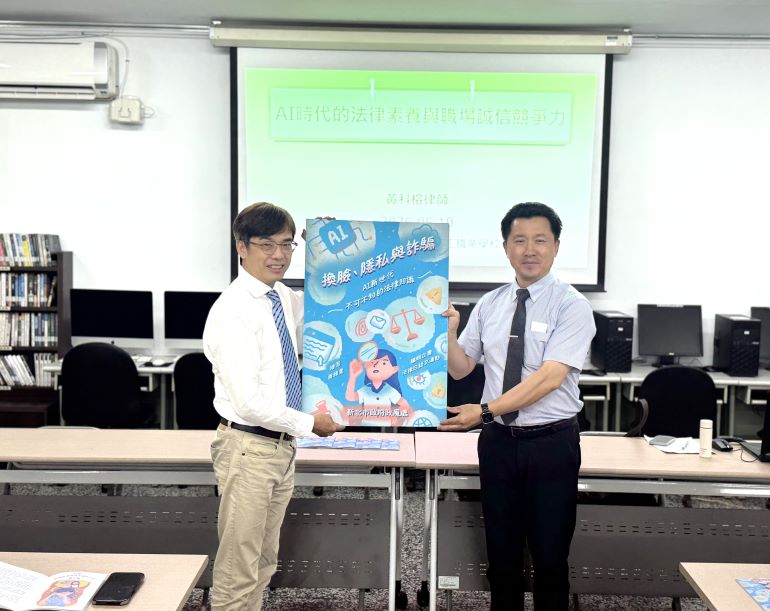 《圖說》新北市政風處昨啟動115年「職」向未來校園宣導活動贈書儀式，左為新北市政風處主秘林益年、右為復興高工校長陳效宗。〈政風處提供〉