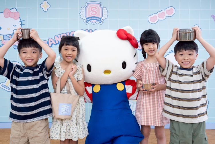 Hello Kitty陪2.6萬幼生迎向小 新北幼兒園畢業禮物很驚喜 43 《圖說》新北市今年度幼兒園畢業禮物特別結合孩子喜愛的卡通明星與實用餐具,希望孩子帶著期待與自信迎接新生活。〈教育局提供〉