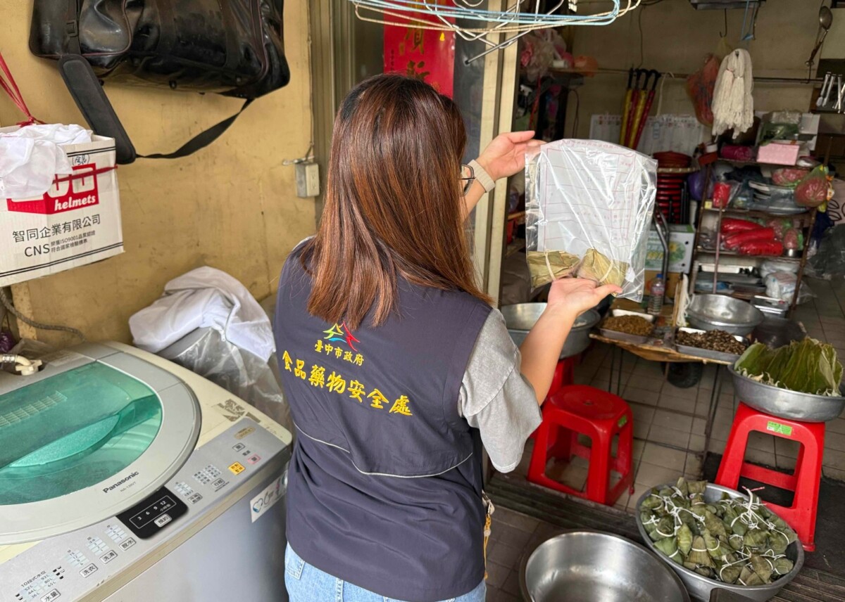 ▲中市府食安處抽驗粽子成品。(圖/記者顏淑娟翻攝)