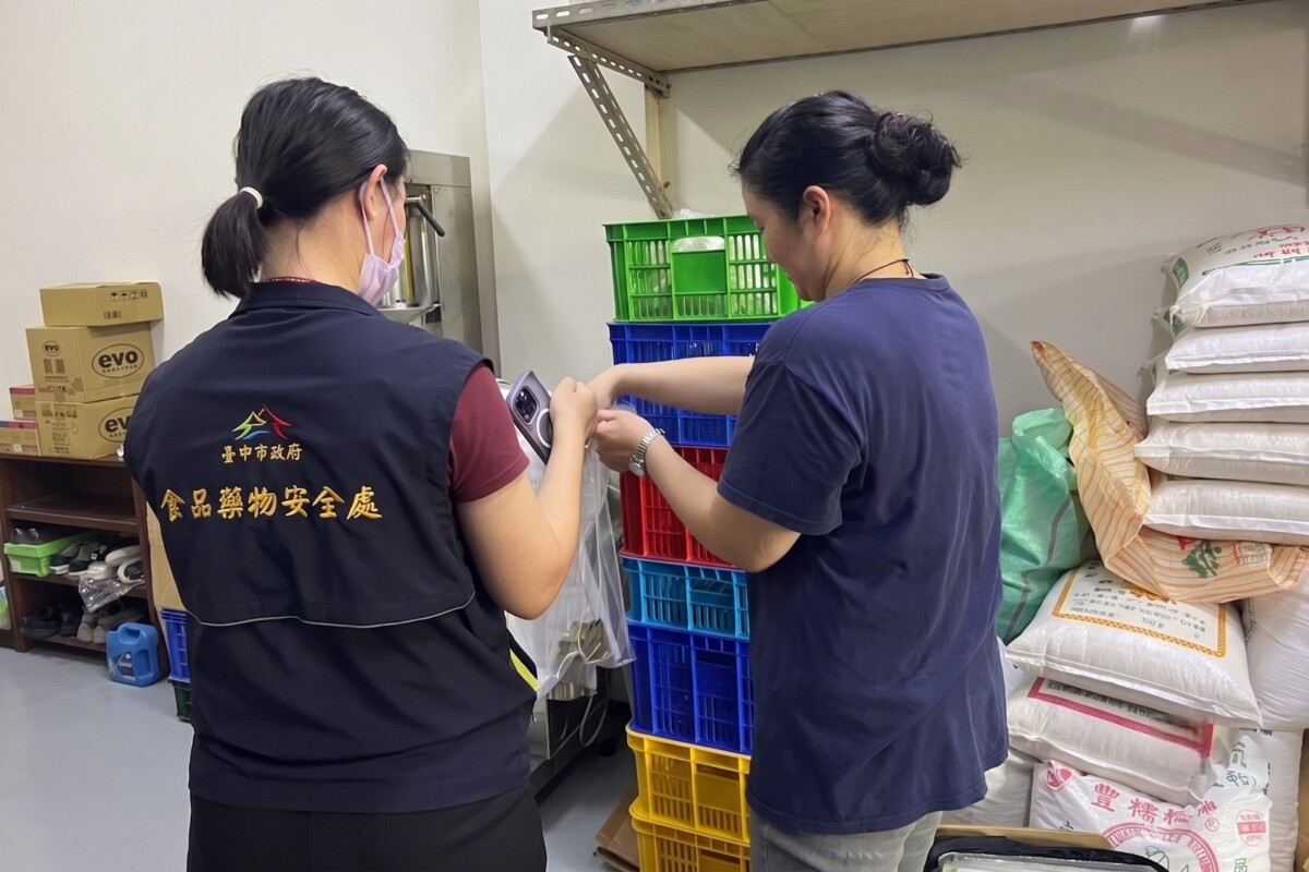 ▲食安處抽驗市場肉粽。(圖/記者顏淑娟翻攝)