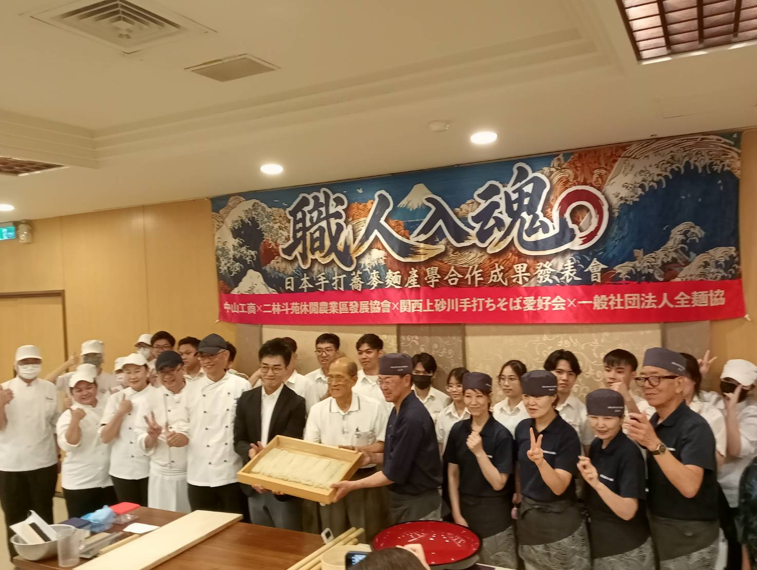日本「蕎麥麵制霸名人」大內卓來台傳藝 中山工商與彰化二林農會產學合作 餐旅群師生展現學習成果