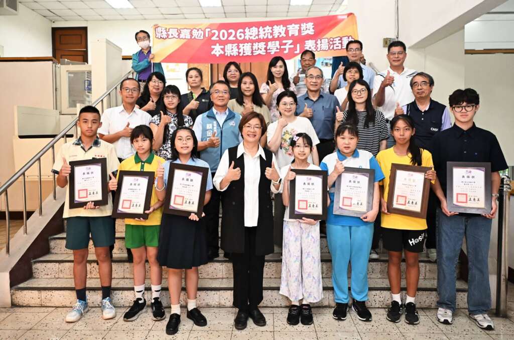 ▲彰化縣7名學子榮獲2026總統教育獎殊榮,彰化縣長王惠美於6月9日親自接見表揚,並頒發每人1萬元獎學金,肯定同學們在成長歷程中勇於面對挑戰、堅持不懈的努力。(圖/彰化縣政府提供)