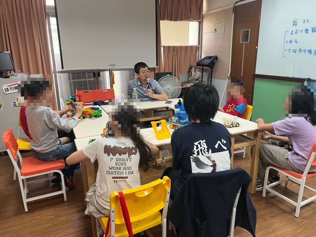 ▲彰化家扶中心每年針對寄養兒少辦理自我成長團體，透過樂高積木創作、小組合作及情緒探索課程，引導孩子學習自我覺察、人際互動、社會適應與性別界線等重要能力。（圖／彰化家扶中心提供）