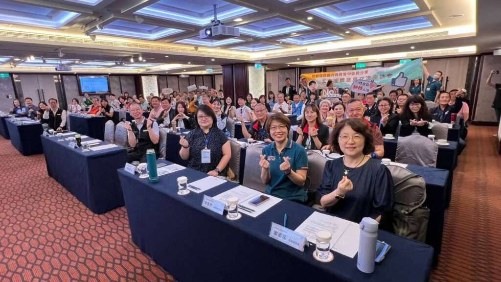 ▲各培訓單位理事長在產業人才投資方案工會團體意見交流座談會中大合照。(圖/中彰投分署提供)