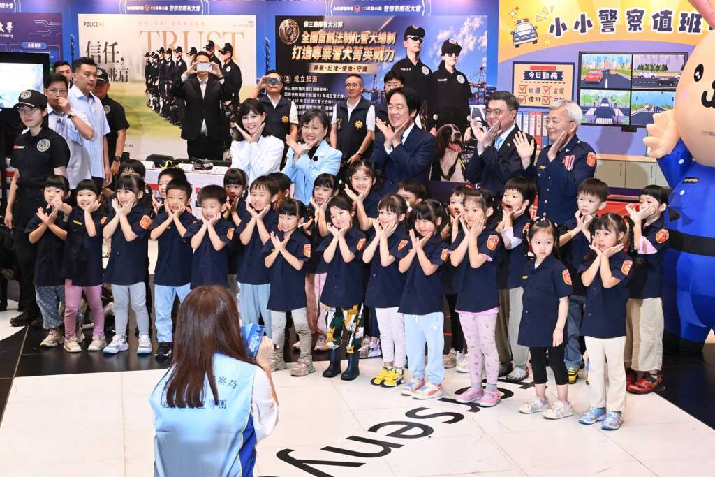 ▲總統賴清德參加警察節慶祝活動,首先前往現場「小小警察體驗營」活動,與參與活動的小朋友親切互動。(圖/記者張玉泰攝)