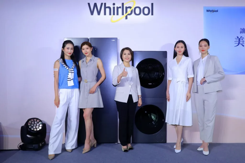 Whirlpool惠而浦，首度於華山1914文創園區舉辦「讓生活多一點美國時間」沉浸式體驗展，並同步發表年度兩大新品INTELLI-CARE第六感智能活氧洗衣塔與獨嵌兩用FITFRESH第六感智能變頻雙門對開冰箱_惠而浦提供