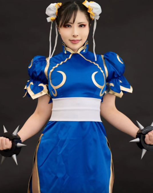 日本媽媽Coser Souu為了扮春麗狂甩28公斤。(圖/翻攝X)