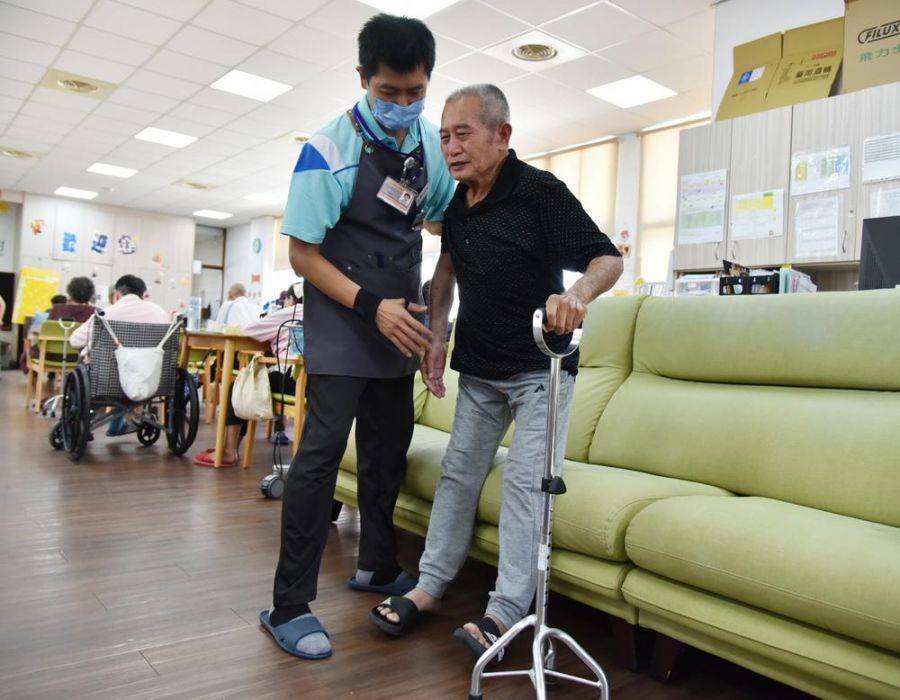 減班休息到穩定就業 他轉戰長照 勞動部職務再設計成神隊友