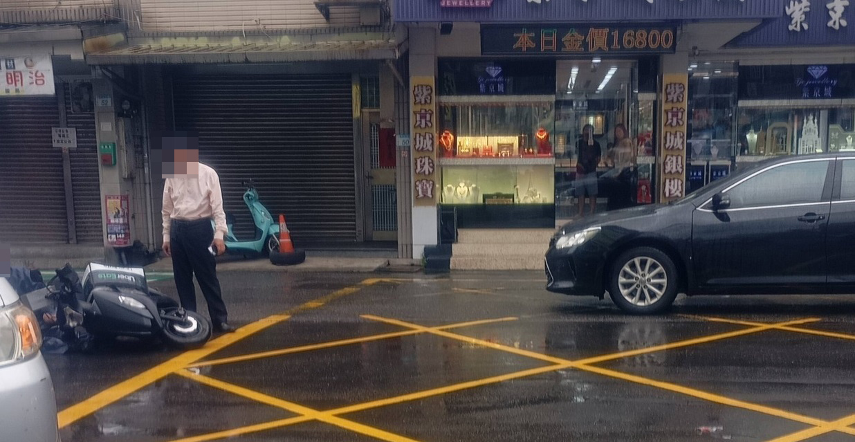 餐點正在路上?大園左轉機車與汽車碰撞 女外送員遭擊落 4797847