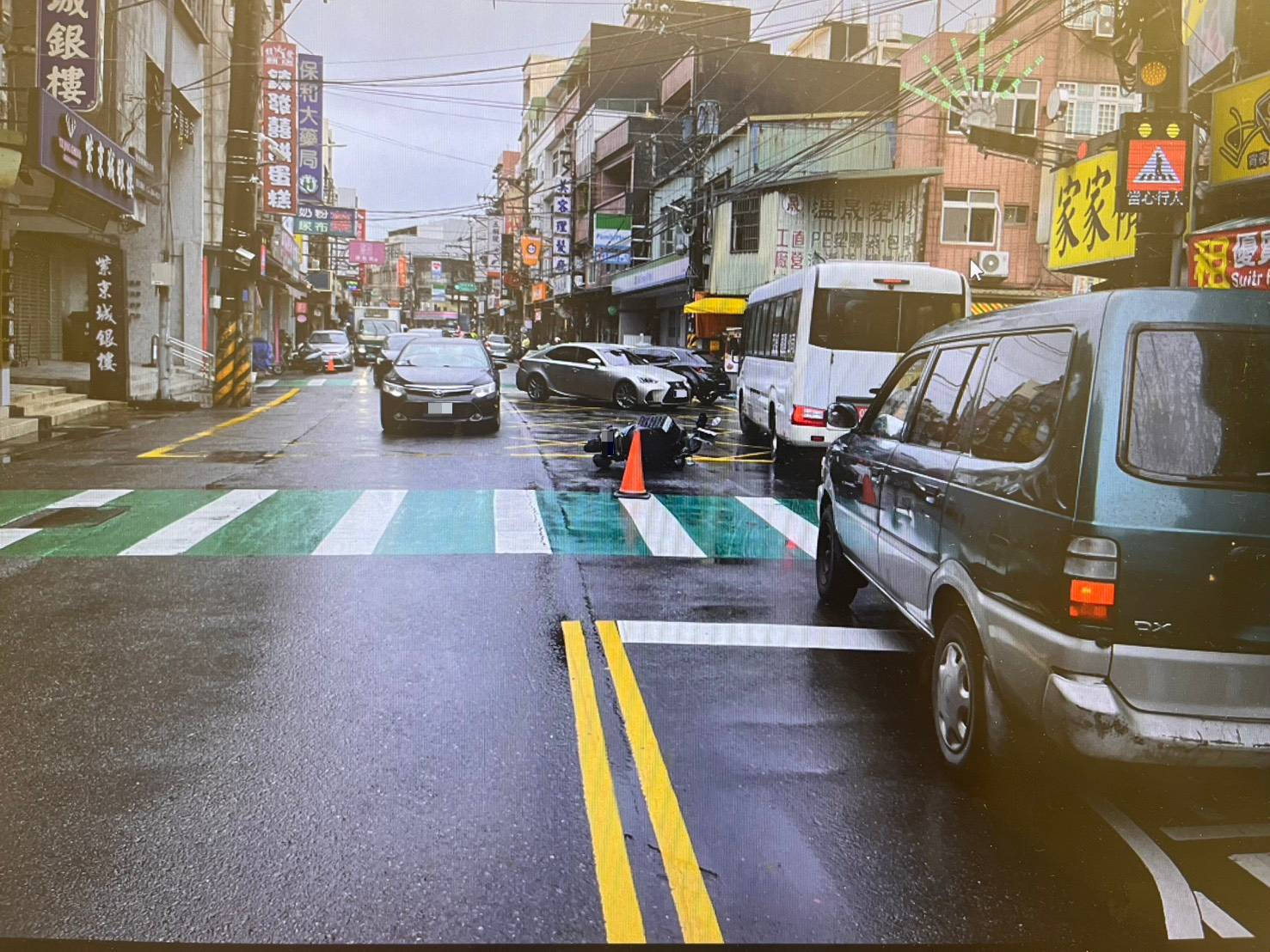 餐點正在路上?大園左轉機車與汽車碰撞 女外送員遭擊落 460990 0