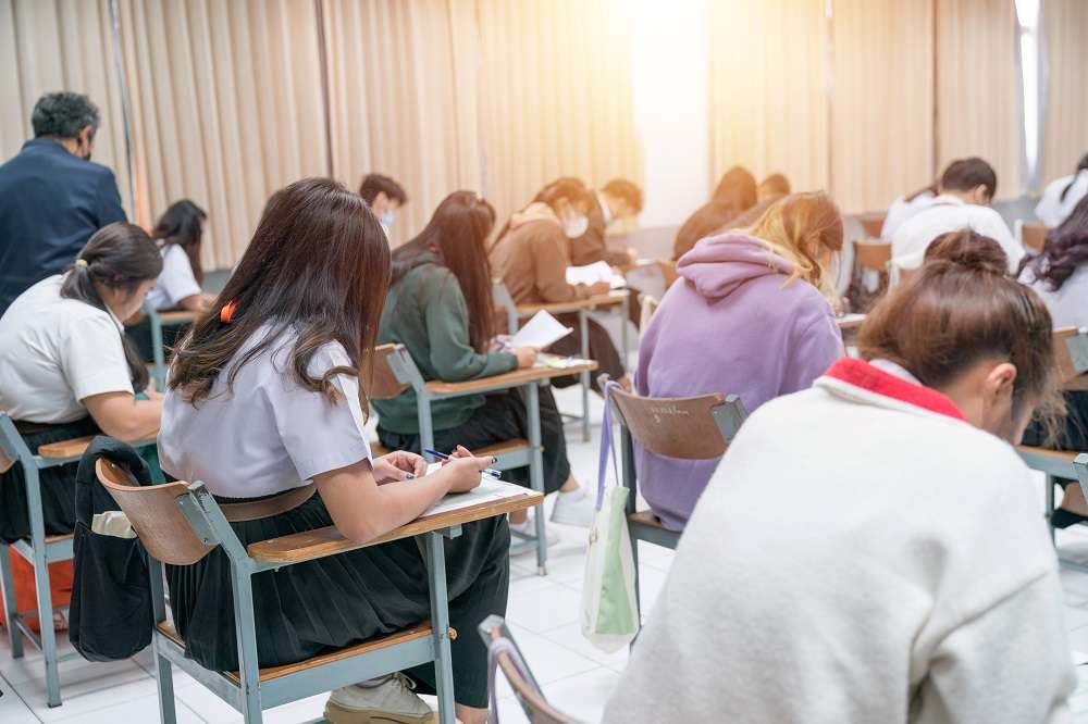 桃連區免試入學4管道今放榜 桃園教育局:請擇一報到 university students concentrating doing examinations classroom