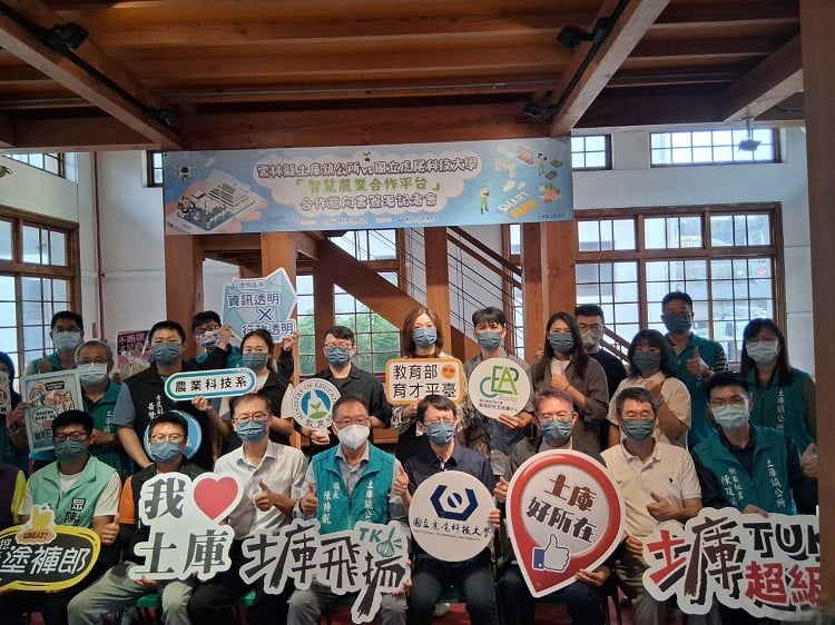 ▲ 土庫鎮公所與國立虎尾科技大學農業科技系正式簽訂「智慧農業合作平台合作意向書」,共同建立以產業需求為導向之智慧農業合作平台鎮長陳特凱(左六)、國立虎尾科技大學農科系主任鮑建國(右五) 共同簽訂「智慧農業合作平台合作意向書」共同大合照。(記者劉峻文攝)