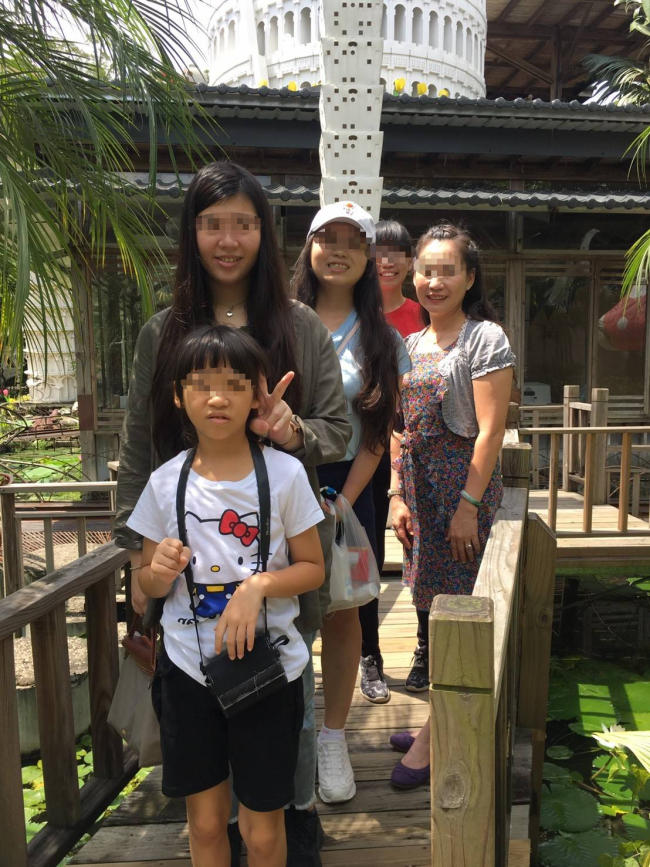 ▲小怡與媽媽及三位姊姊合影,全家人笑容洋溢,身為家中么女的她,成長過程中受到家人許多關愛與支持。