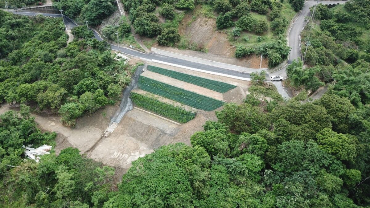 ▲霧峰暗坑巷道路復建工程如期完工　強化邊坡穩定守護農民通行安全。