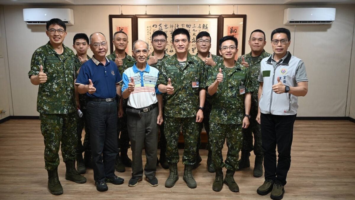 ▲聖德基金會董事長游高吉(左3)與執行長游梓銘(左2)慰問陸軍153旅留影。