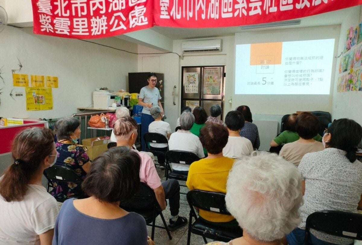 ▲朱修儁呼吸治療師在社區照顧關懷據點以五問練習與民眾分享醫病溝通技巧。