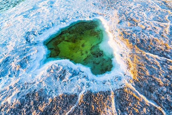 青海「大柴旦翡翠湖」因湖水富含礦物質而呈現出瑰麗的翠綠色,就像木星表面翻湧的氣旋。 圖:shutterstock/來源