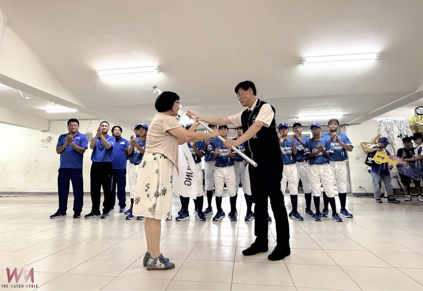 台中青少棒代表隊出征印尼PONY亞太區賽事 教育局授旗贈補助經費、勉再創佳績 - https://www.watchmedia01.com