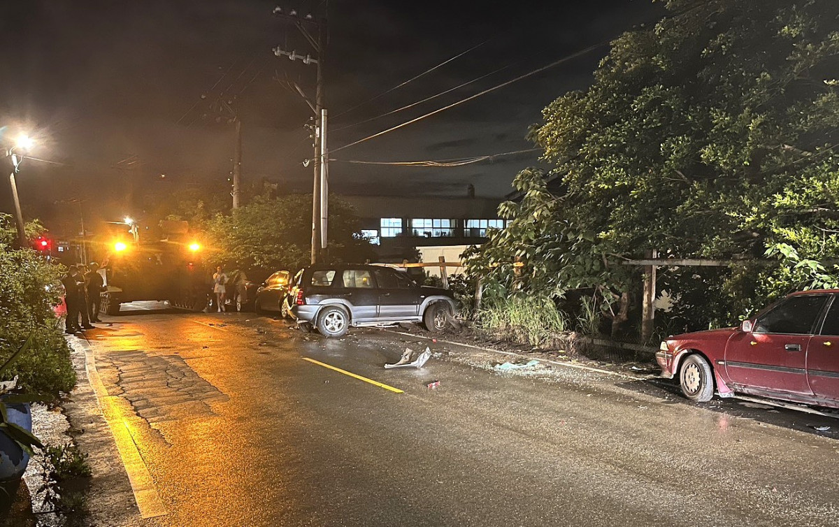 陸軍二一砲指部履帶車楊梅電研路擦撞5民車。