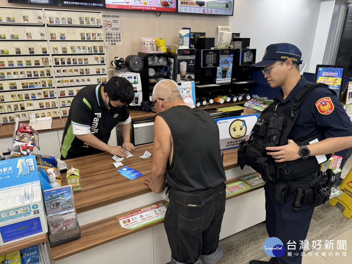 老翁深夜衝超商買點數卡，熱心民眾機警通報警成功攔阻。