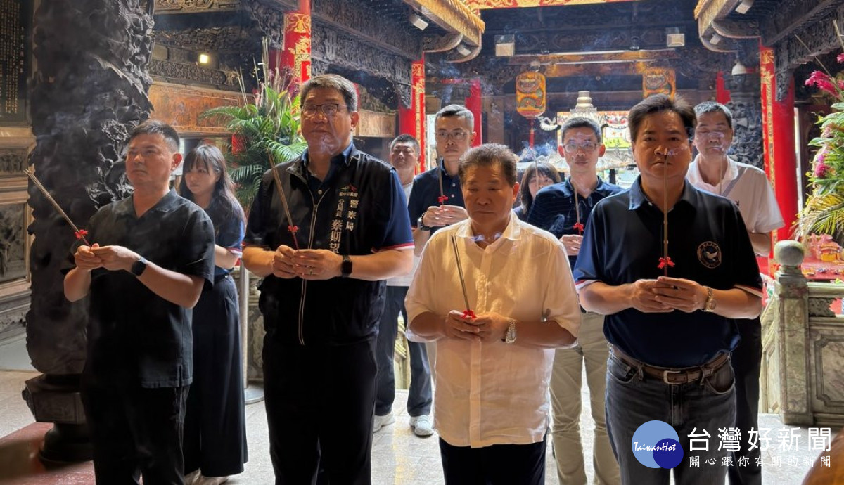 大甲警分局歡慶115年警察節，獲大甲鎮瀾宮捐贈防曬袖套及多功能面罩。（記者陳榮昌攝）