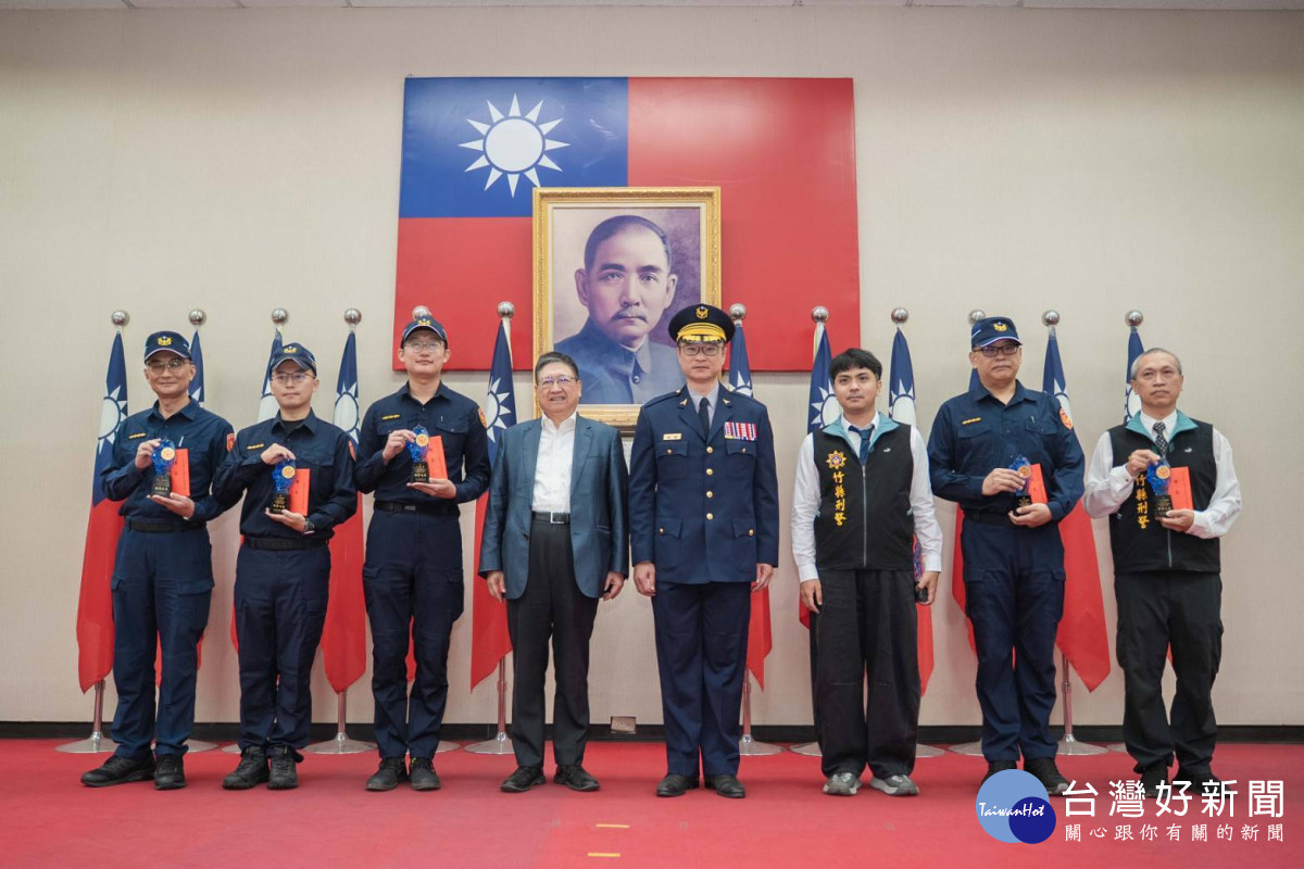 頒獎表揚年度績優警察同仁及協勤人員。