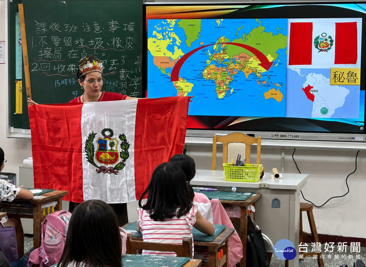 中原大學祕魯籍境外生李娟倪以地圖與照片呈現家鄉地理特色，帶領中原國小學童認識南美洲風土民情。