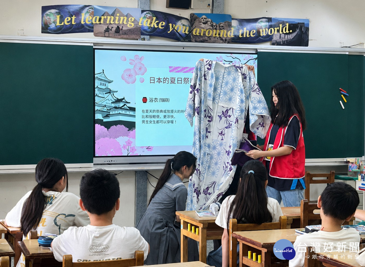 中原大學日籍境外生岩橋柚羽展示浴衣服飾,介紹日本節慶文化與傳統穿著特色。